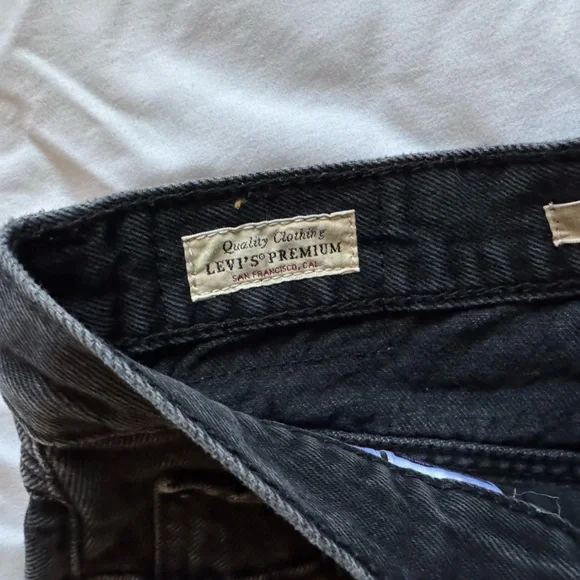 Levi’s Black Denim High-Waisted 80s Mom Shorts - Picture 3 of 8